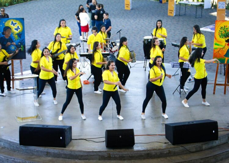 Orquesta femenina de privadas de libertad ofrece su primer concierto público en el Parque Cuscatlán