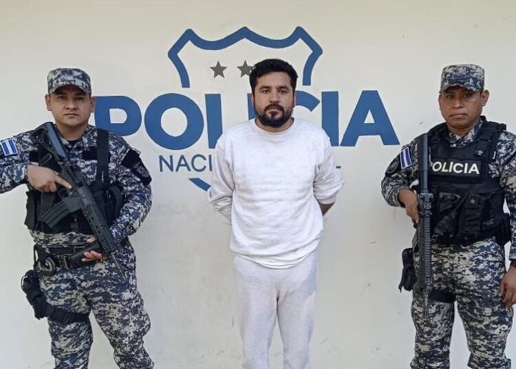 Pandillero de la 18 es capturado al arribar en vuelo comercial desde México