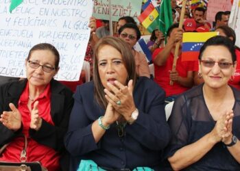 Excúpula del FMLN lanzan críticas al gobierno desde el exilio en Honduras