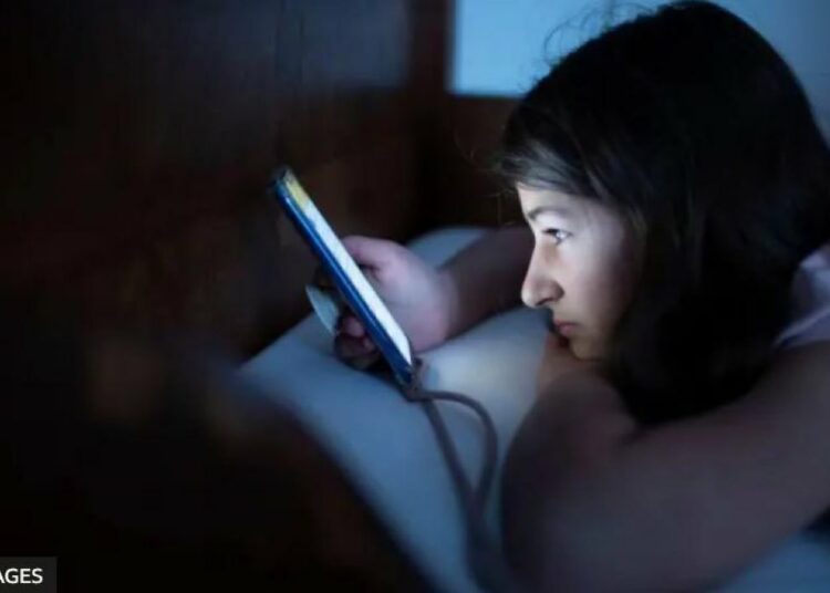 Parlamento Europeo evalúa limitar uso de redes sociales a menores de 16 años