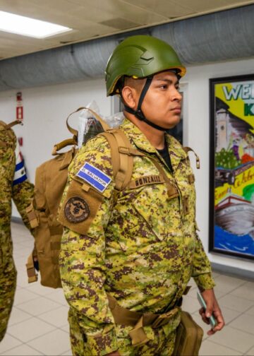 Un segundo grupo de rescatistas salvadoreños llega a Jamaica para entregar ayuda humanitaria tras el huracán Melissa