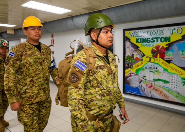Un segundo grupo de rescatistas salvadoreños llega a Jamaica para entregar ayuda humanitaria tras el huracán Melissa