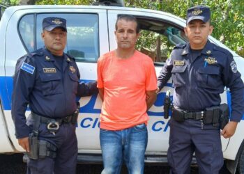Capturan a hombre que robó una cartera mientras la víctima enfloraba en el cementerio de Texistepeque