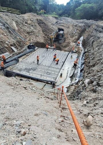 Continúa la construcción del nuevo puente sobre el río Guastena en Chalatenango