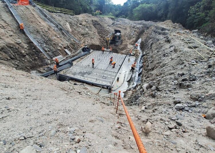 Continúa la construcción del nuevo puente sobre el río Guastena en Chalatenango