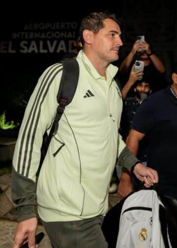 Iker Casillas aterriza en El Salvador para participar en el Clásico de Leyendas