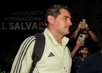 Iker Casillas aterriza en El Salvador para participar en el Clásico de Leyendas
