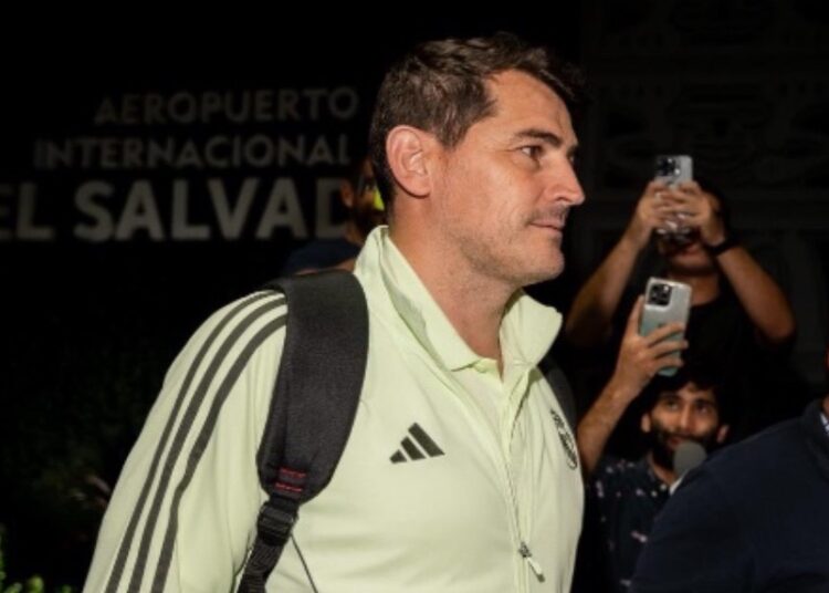 Iker Casillas aterriza en El Salvador para participar en el Clásico de Leyendas