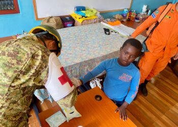 Personal médico de la Fuerza Armada atiende a niños afectados por el huracán Melissa en Jamaica