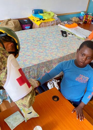 Personal médico de la Fuerza Armada atiende a niños afectados por el huracán Melissa en Jamaica