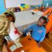 Personal médico de la Fuerza Armada atiende a niños afectados por el huracán Melissa en Jamaica