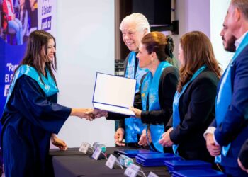 Primera Dama Gabriela de Bukele celebra la primera promoción del Instituto Starkey