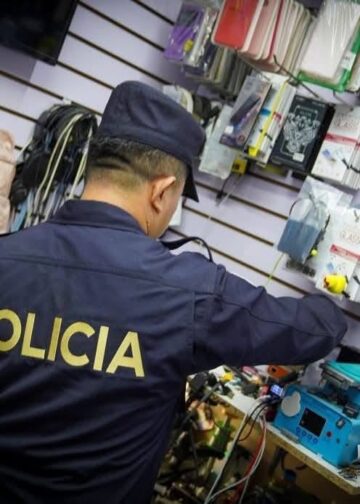 La Fiscalía junto a la Policía capturan a seis personas en operativo contra venta de dispositivos robados en San Salvador