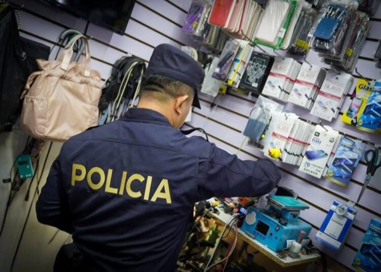 La Fiscalía junto a la Policía capturan a seis personas en operativo contra venta de dispositivos robados en San Salvador