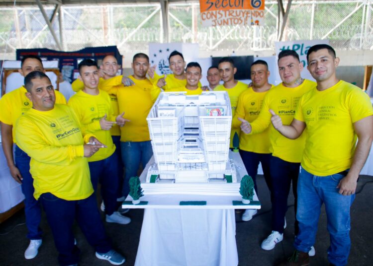 Internos del Centro Penal La Esperanza presentan avances de rehabilitación en Feria de Logros