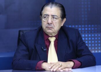 Ronal Umaña propone declarar no gratos a artistas que aplauden cambios en El Salvador