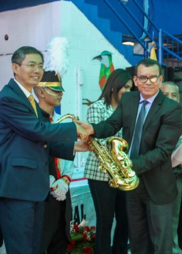 Embajada de China entrega instrumentos en el Instituto Nacional San Luis en Soyapango para fortalecer el desarrollo cultural