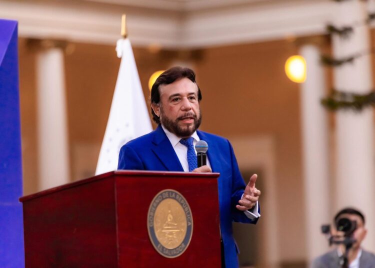 Vicepresidente Félix Ulloa preside la primera graduación de 5,000 funcionarios certificados en administración pública