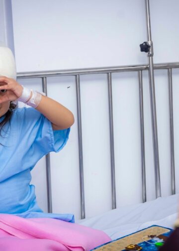 Primera Dama Gabriela de Bukele destaca la esperanza que los implantes cocleares brindan a las familias