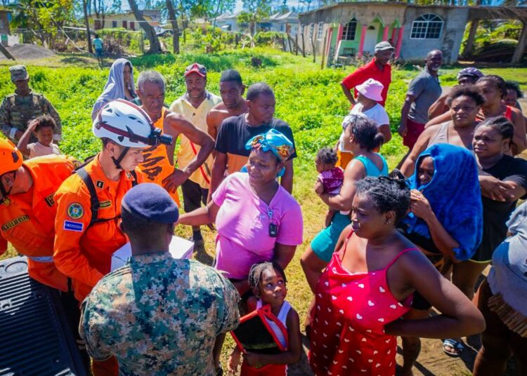 Contingente humanitario salvadoreño brinda apoyo médico en Jamaica