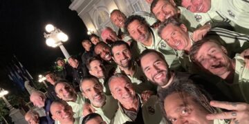 Presidente Bukele recibe a leyendas del Real Madrid y Barcelona