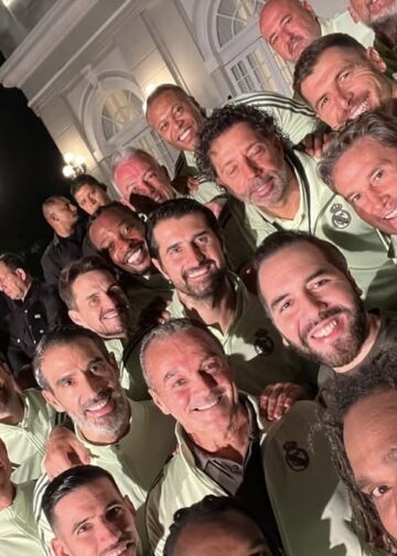 Presidente Bukele recibe a leyendas del Real Madrid y Barcelona