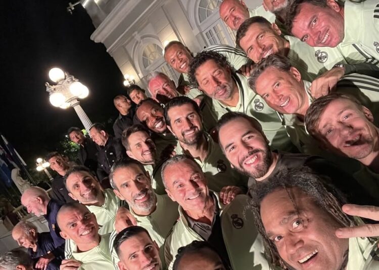 Presidente Bukele recibe a leyendas del Real Madrid y Barcelona