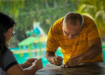 Familias firman sus escrituras de propiedad en San Vicente