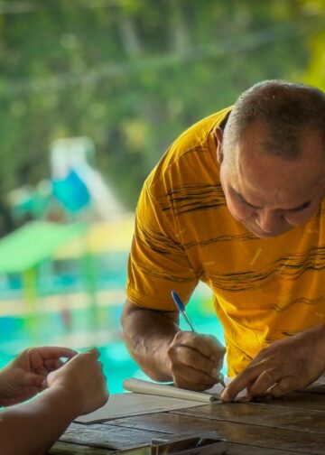 Familias firman sus escrituras de propiedad en San Vicente