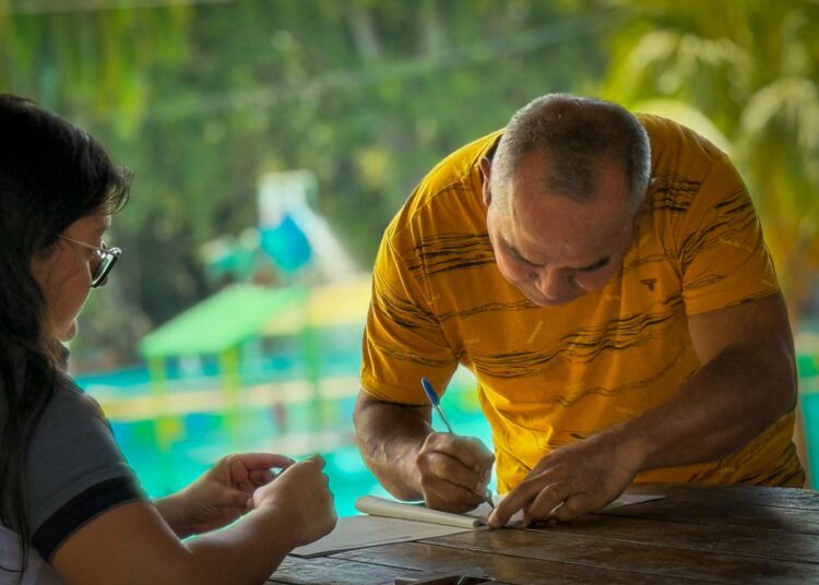 Familias firman sus escrituras de propiedad en San Vicente