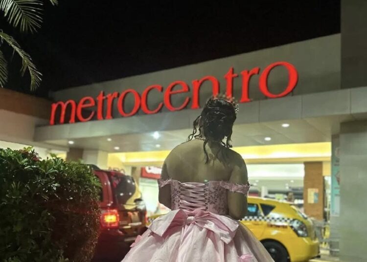 Quinceañera cumple su más grande sueño: celebrar su fiesta en Metrocentro