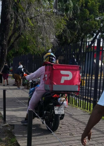 VMT sanciona a motociclista que circuló en acera del bulevar Los Héroes