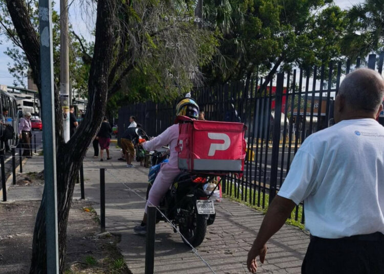 VMT sanciona a motociclista que circuló en acera del bulevar Los Héroes