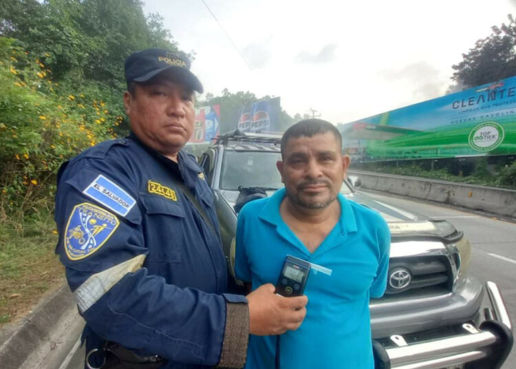 Detienen a conductor alcoholizado cerca de la curva El Papaturro