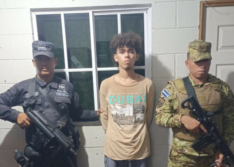 Joven de 19 años es arrestado con drogas durante patrullaje