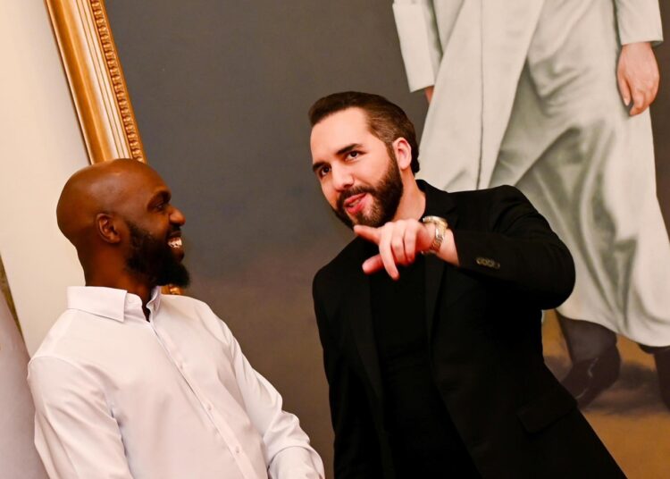 Larry Madowo comparte encuentro inesperado con el presidente Nayib Bukele