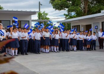 Lunes Cívico se vive con entusiasmo en escuelas renovadas, modernas y dignas