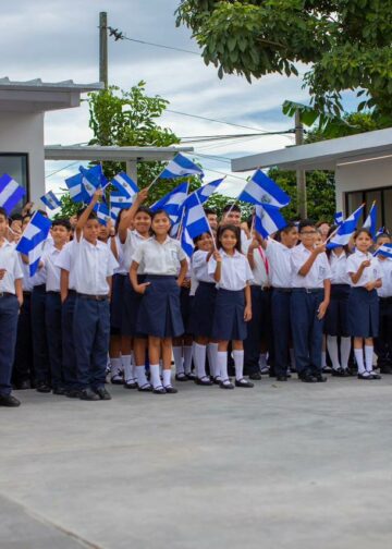 Lunes Cívico se vive con entusiasmo en escuelas renovadas, modernas y dignas