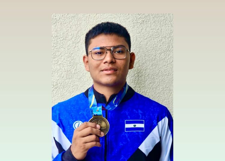 El Salvador cierra su participación en los Juegos Escolares de Córdoba 2025 con medalla de oro y nuevo récord nacional