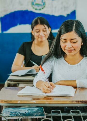 Jóvenes salvadoreños reciben refuerzos educativos para acceder a la universidad y cursos vocacionales