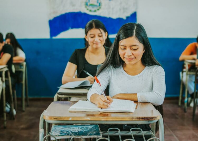 Jóvenes salvadoreños reciben refuerzos educativos para acceder a la universidad y cursos vocacionales