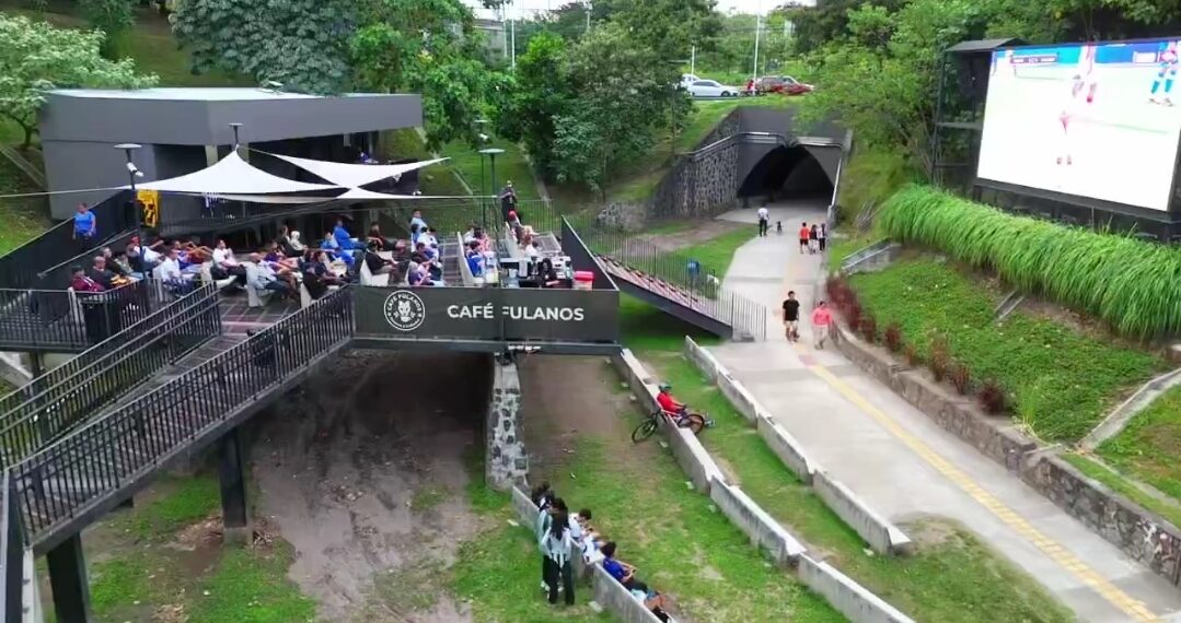 Cine al aire libre se consolida como espacio de convivencia para la afición salvadoreña