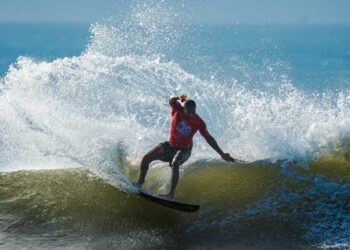 Surfistas de diferentes países protagonizan intensas disputas en las primeras rondas en Playa Punta Mango