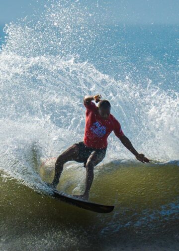 Surfistas de diferentes países protagonizan intensas disputas en las primeras rondas en Playa Punta Mango