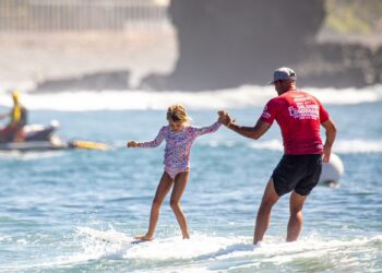 Campeón mundial de longboard Taylor Jensen disfruta en familia las olas de El Sunzal previo al inicio del campeonato