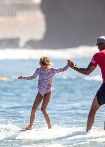 Campeón mundial de longboard Taylor Jensen disfruta en familia las olas de El Sunzal previo al inicio del campeonato