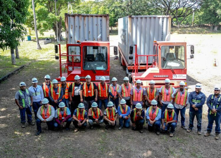 Puerto de Acajutla moderniza operaciones y crea empleos principalmente para mujeres