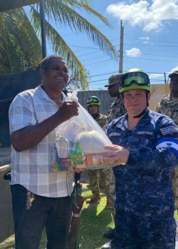 Equipos salvadoreños distribuyen alimentos y agua en comunidades afectadas de Jamaica