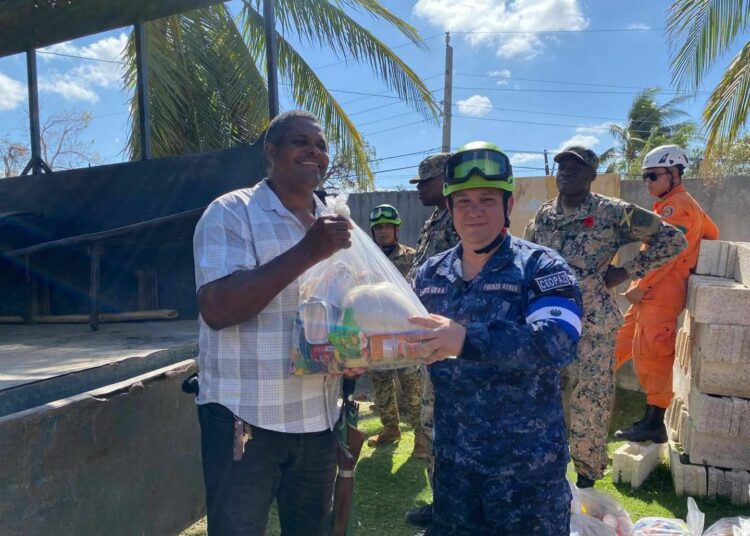 Equipos salvadoreños distribuyen alimentos y agua en comunidades afectadas de Jamaica