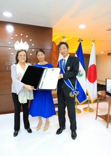 El Gobierno condecoró al embajador de Japón, Yoshitaka Hoshino, por su destacada labor diplomática